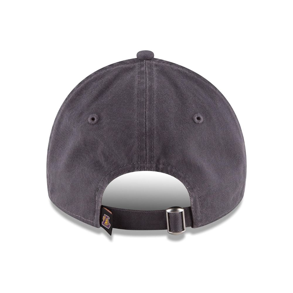 Parte posterior del jockey New Era Los Angeles Lakers 9TWENTY gris con cierre strapback y hebilla metálica