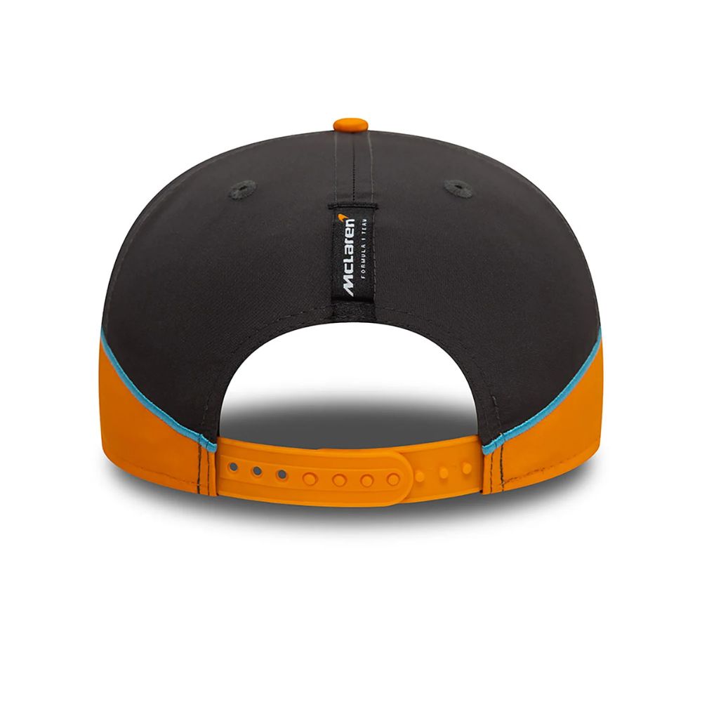 Parte posterior del jockey New Era McLaren Oscar Piastri con etiqueta del equipo y cierre snapback naranjo