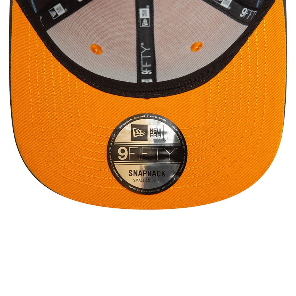 Interior del jockey New Era McLaren Oscar Piastri 9FIFTY con visera naranjo y adhesivo New Era