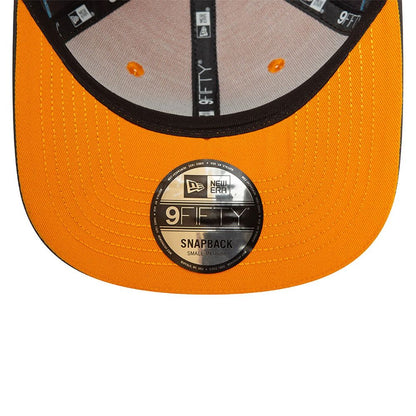 Interior del jockey New Era McLaren Oscar Piastri 9FIFTY con visera naranjo y adhesivo New Era