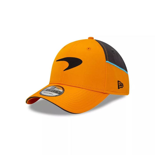 Jockey New Era McLaren Racing Team Colour 9FORTY naranjo, vista diagonal con logo frontal y flag lateral