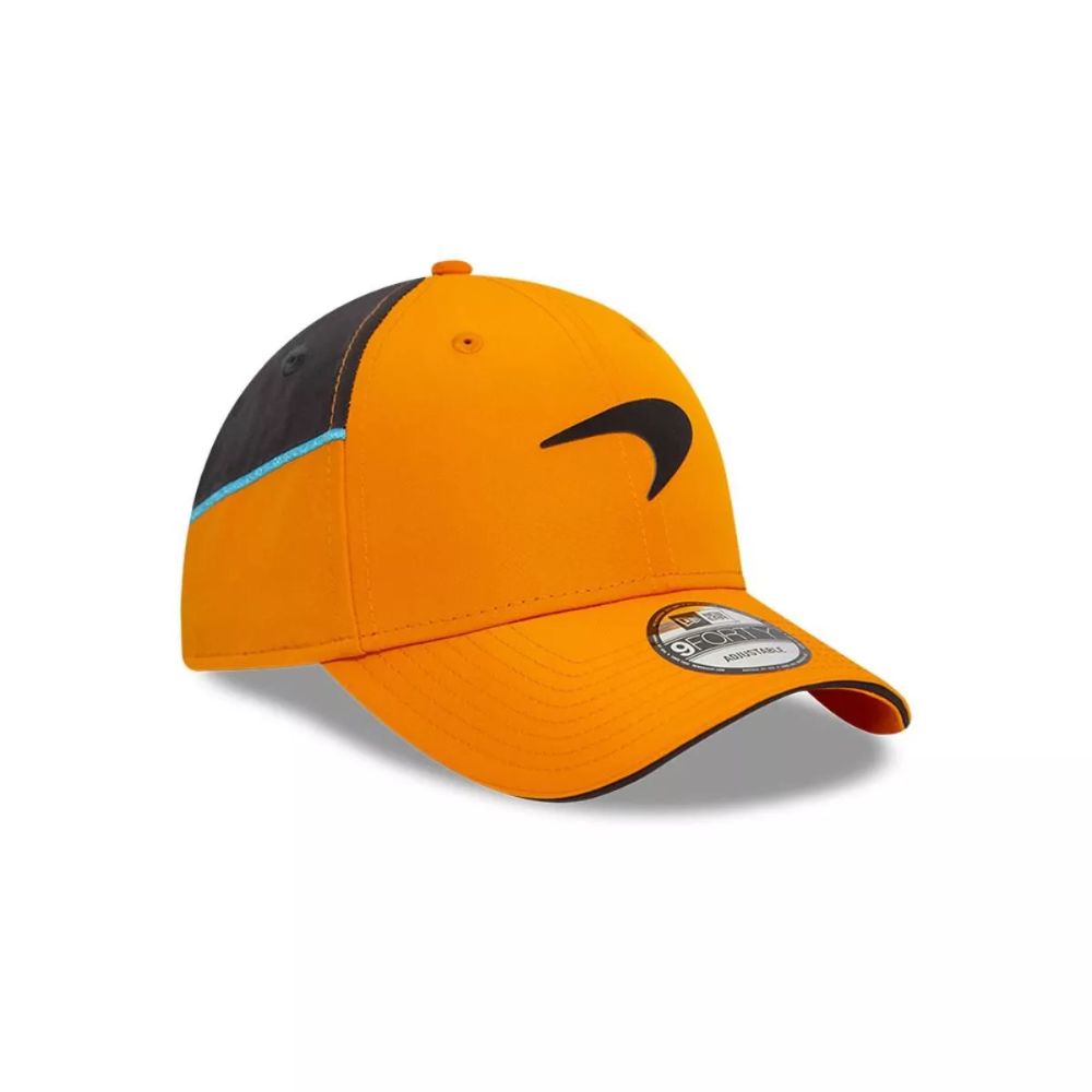 Vista diagonal del jockey New Era McLaren Racing 9FORTY naranjo con panel posterior negro y detalle celeste