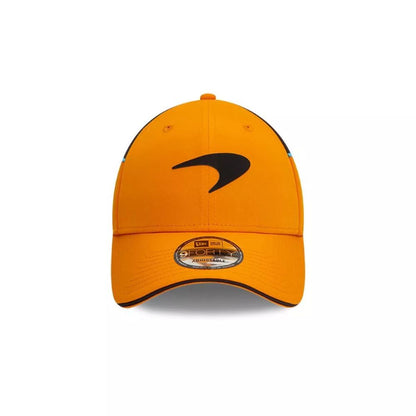 Vista frontal del jockey New Era McLaren Racing 9FORTY naranjo con logotipo Speedmark negro