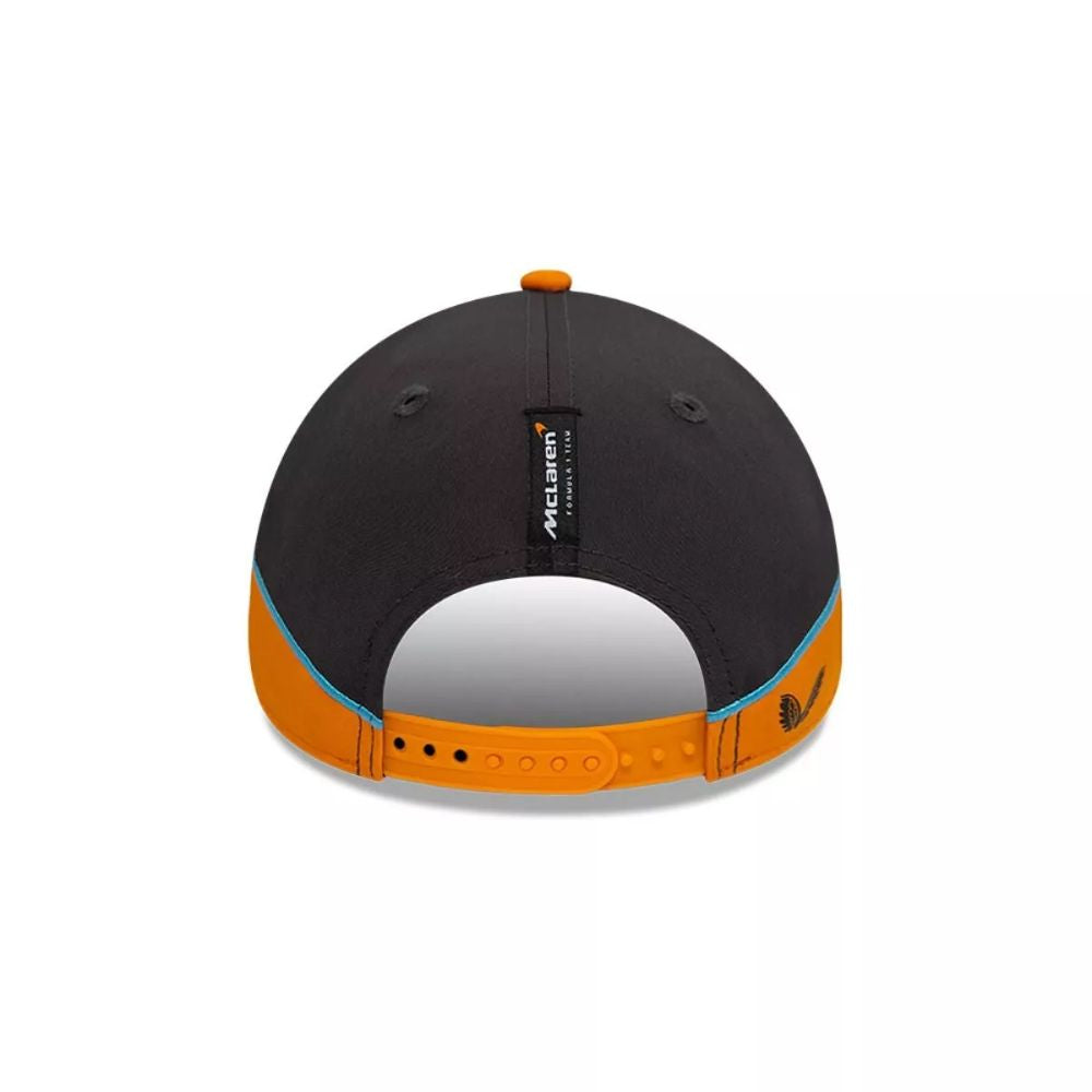 Parte posterior del jockey New Era McLaren Racing 9FORTY con cierre snapback naranjo y paneles negros