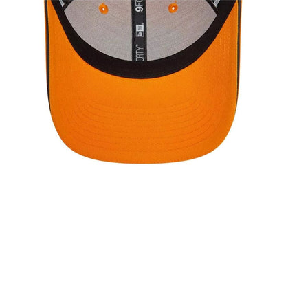 Interior del jockey New Era McLaren Racing 9FORTY naranjo con subvisera naranjo y banda negra
