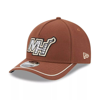 Jockey New Era Miami Heat NBA Motorsport 9FORTY M-Crown café, vista frontal en ángulo