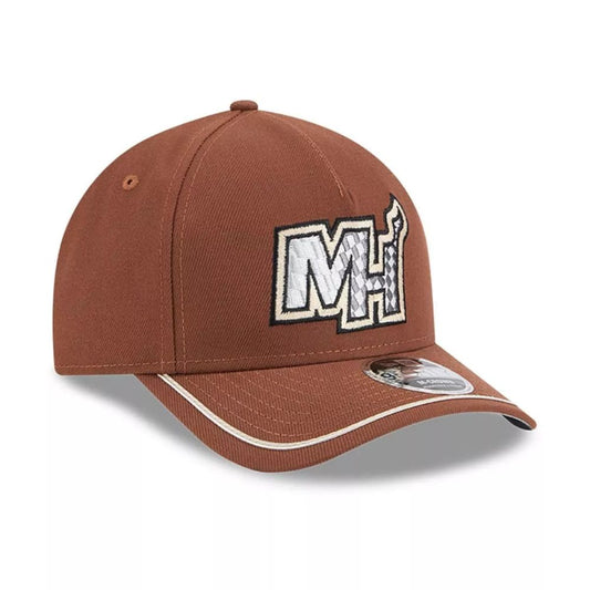 Vista diagonal del jockey New Era Miami Heat Motorsport café con logo MH bordado