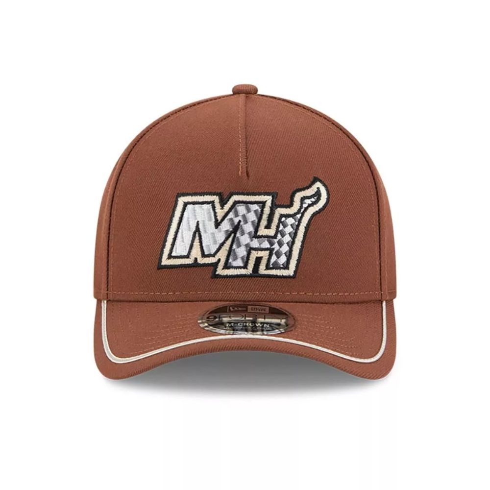 Vista frontal del jockey Miami Heat 9FORTY M-Crown café con visera curva y vivo blanco