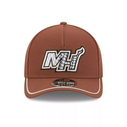 Vista frontal del jockey Miami Heat 9FORTY M-Crown café con visera curva y vivo blanco