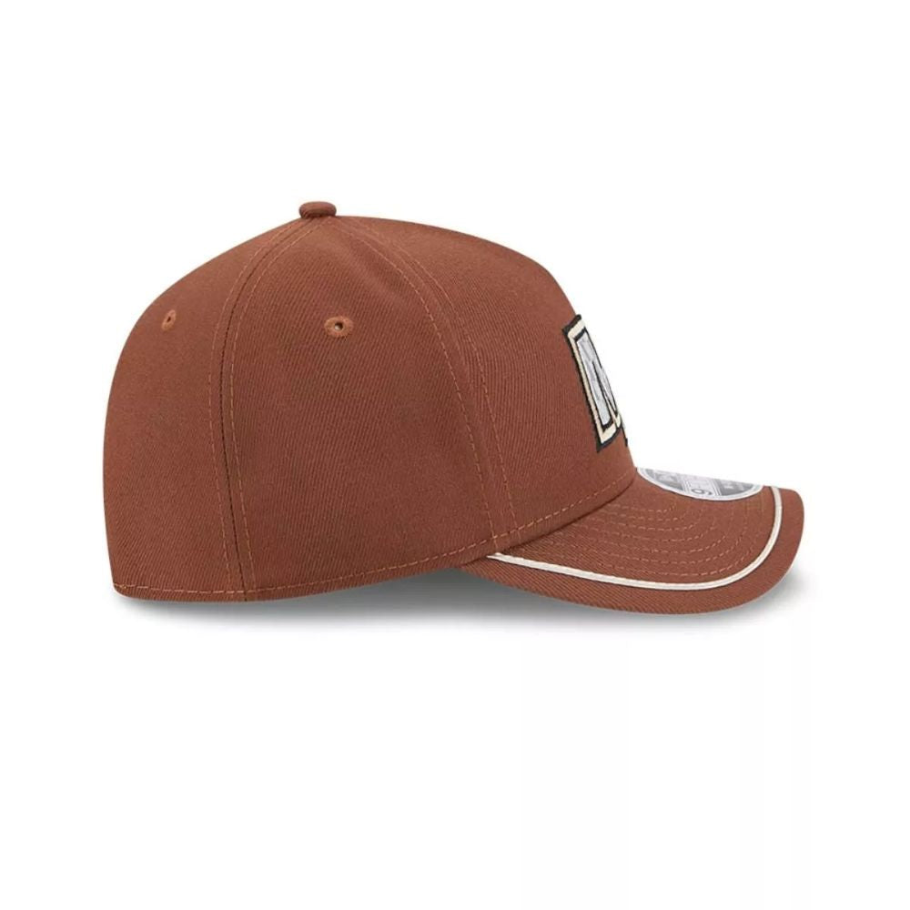 Perfil lateral del jockey New Era Miami Heat Motorsport café con corona estructurada