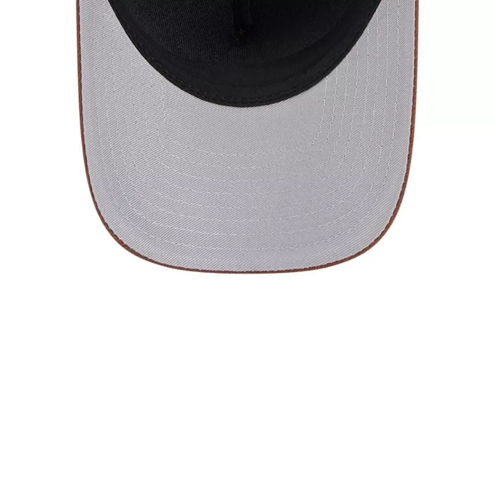 Parte inferior de la visera gris y banda interior del jockey New Era Miami Heat café
