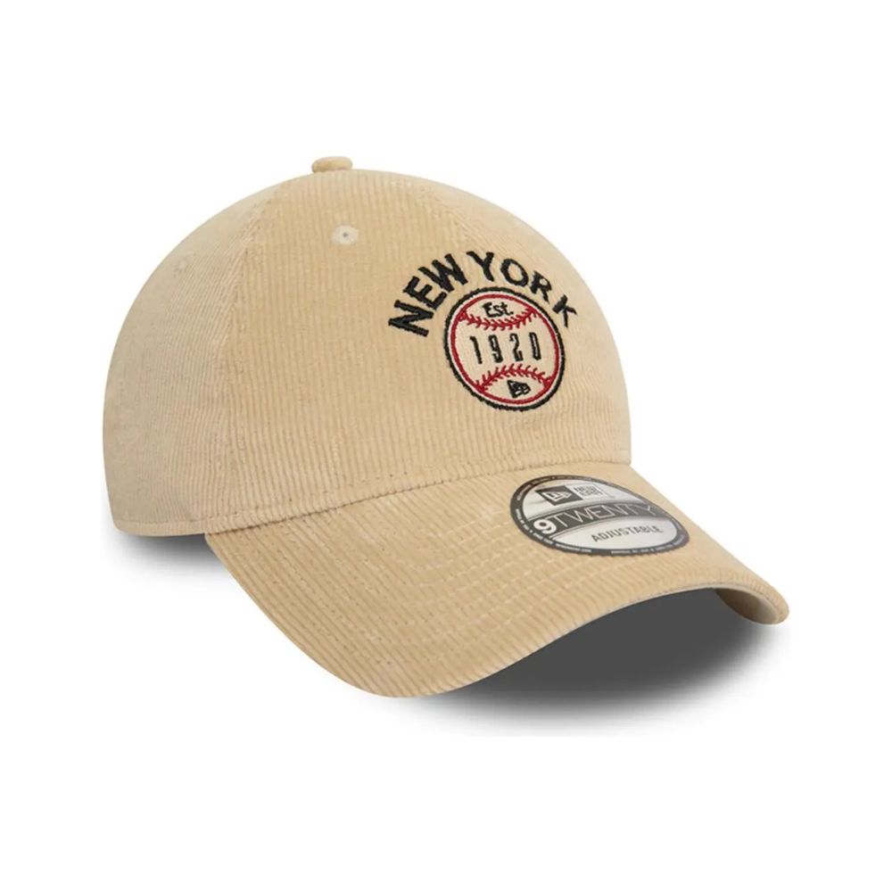 Jockey New Era New York Cord 9TWENTY beige claro, vista diagonal con emblema Est. 1920