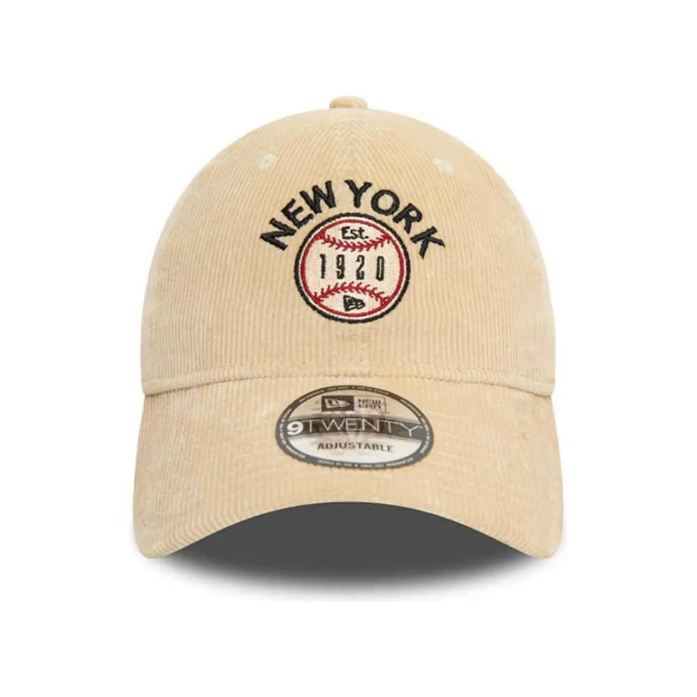 Vista frontal del jockey New Era New York Cord 9TWENTY beige claro con bordado Est. 1920
