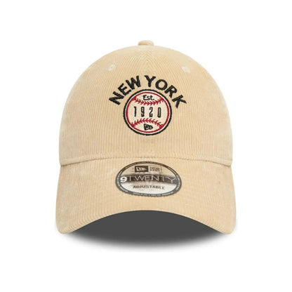 Vista frontal del jockey New Era New York Cord 9TWENTY beige claro con bordado Est. 1920