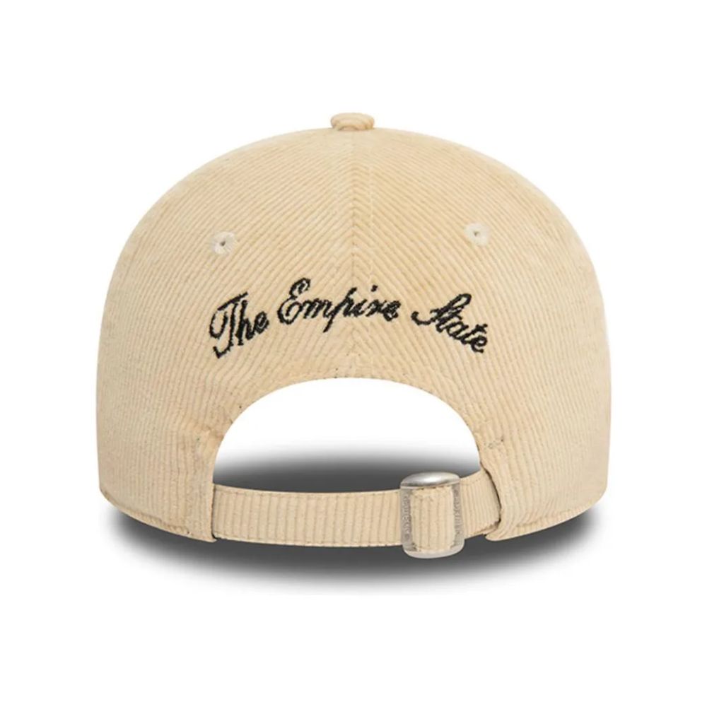 Parte posterior del jockey New Era Cord 9TWENTY beige claro con bordado The Empire State y cierre strapback