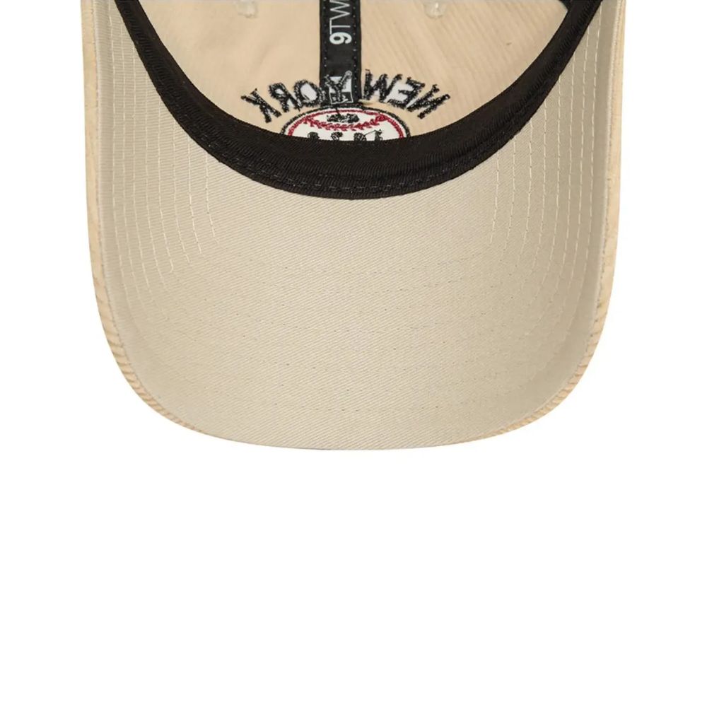 Interior del jockey New Era Cord 9TWENTY beige claro con banda interior negra y detalle de la visera