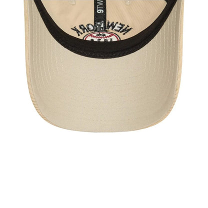 Interior del jockey New Era Cord 9TWENTY beige claro con banda interior negra y detalle de la visera