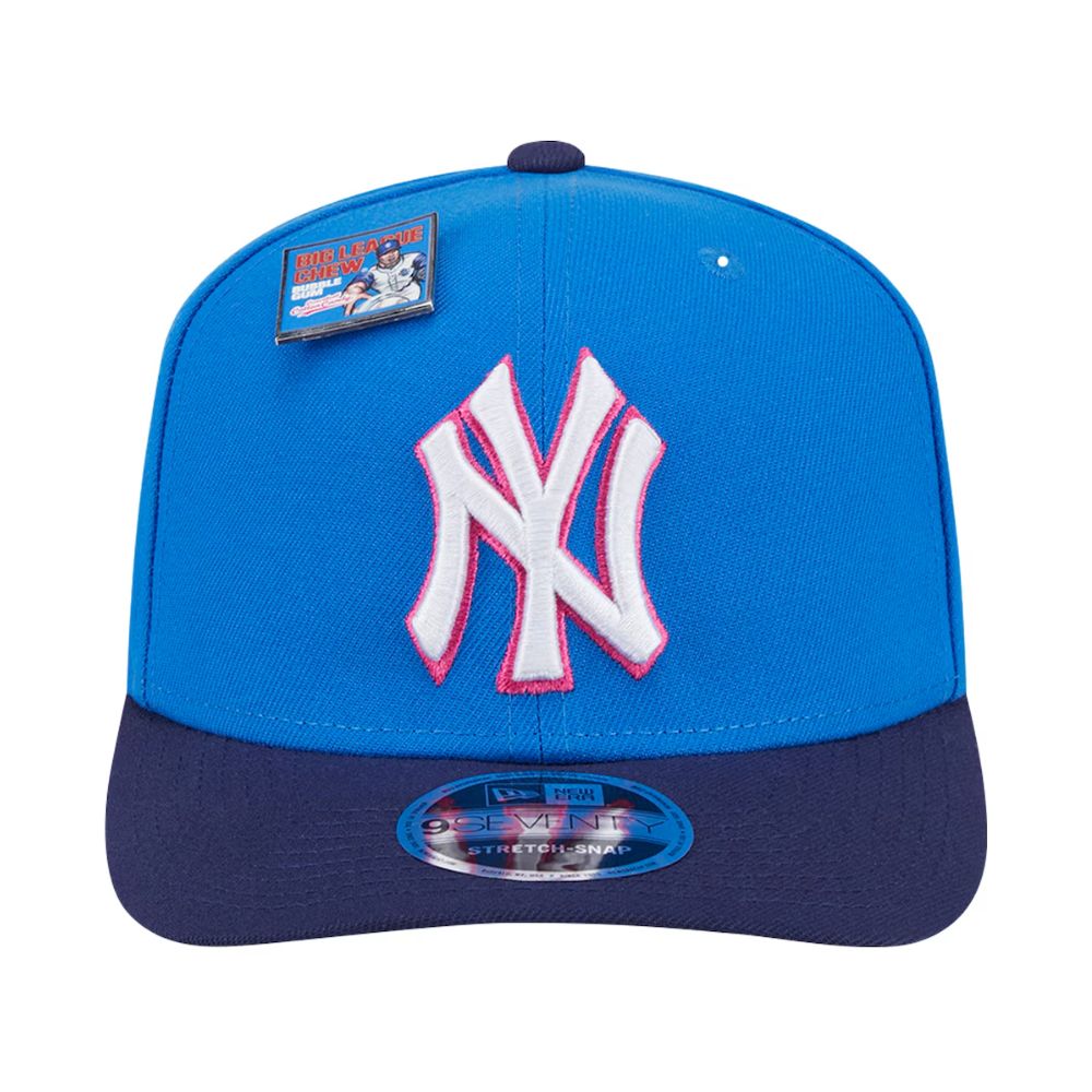 Vista frontal del jockey New Era New York Yankees 9SEVENTY azul con pin Big League Chew