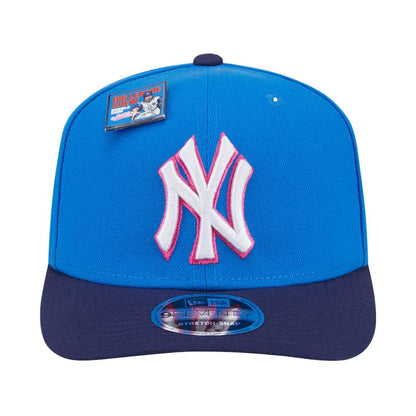 Vista frontal del jockey New Era New York Yankees 9SEVENTY azul con pin Big League Chew