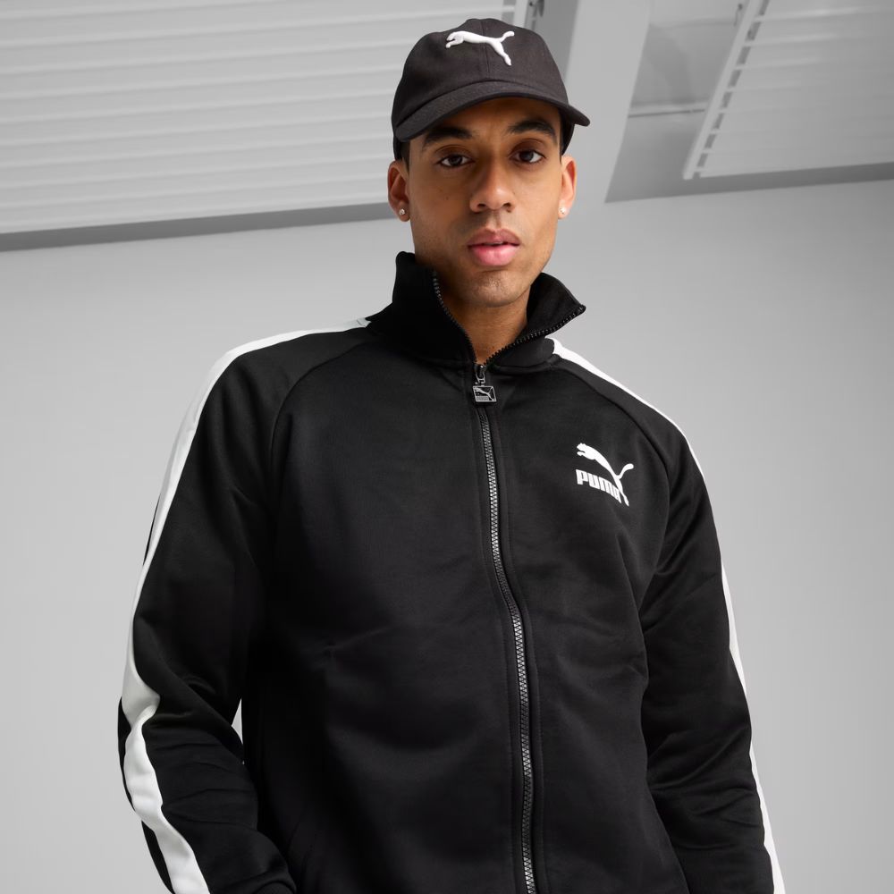 Persona usando jockey Puma Essentials Cat Baseball negro, vista frontal