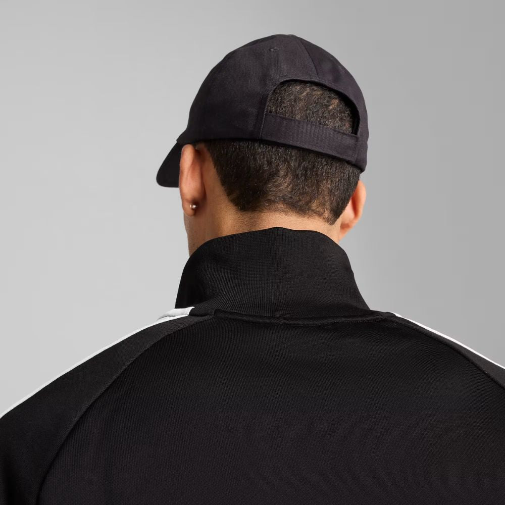 Persona usando jockey Puma Essentials Cat negro, vista posterior con ajuste regulable