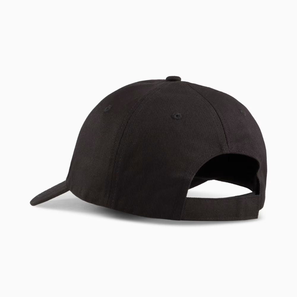 Parte posterior del jockey Puma Essentials negro con correa ajustable y ojales bordados