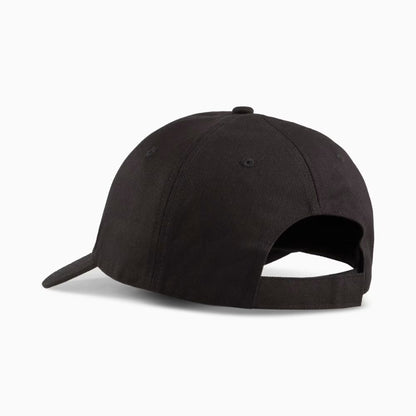 Parte posterior del jockey Puma Essentials negro con correa ajustable y ojales bordados