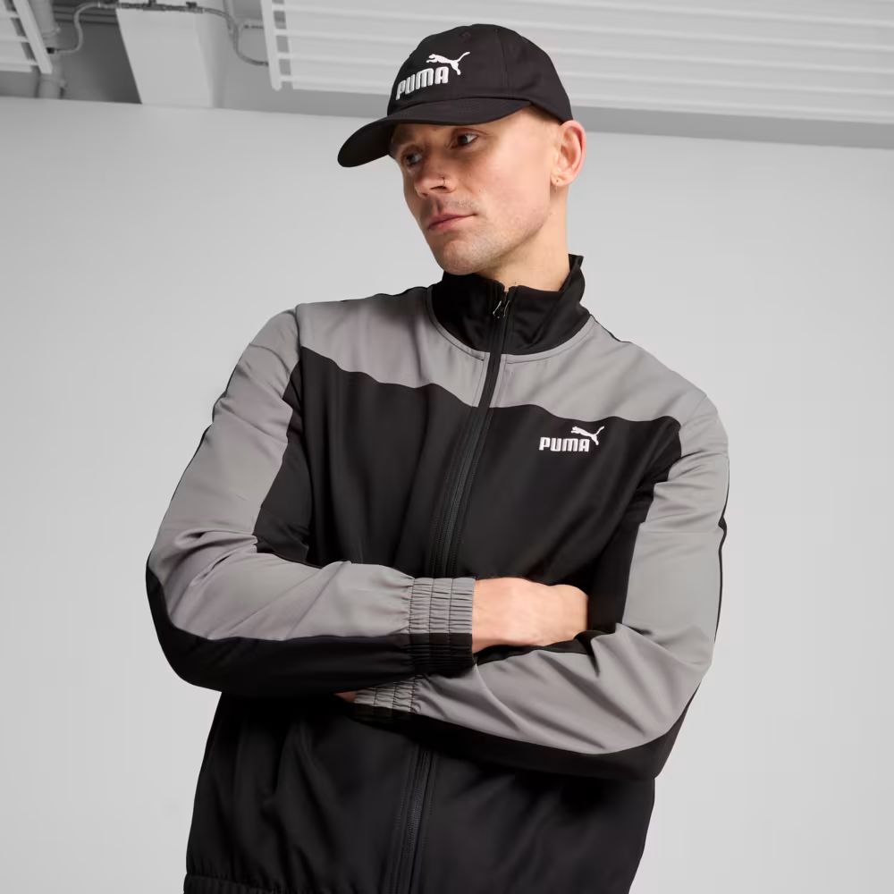 Modelo usando jockey Puma Essentials No.1 Logo Baseball negro, vista frontal