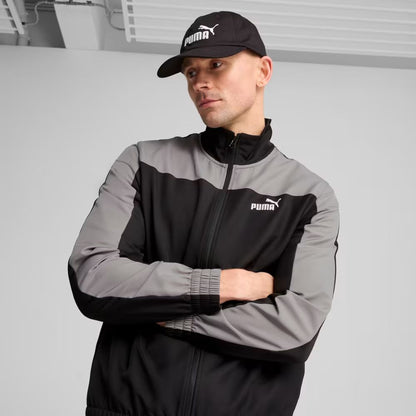 Modelo usando jockey Puma Essentials No.1 Logo Baseball negro, vista frontal