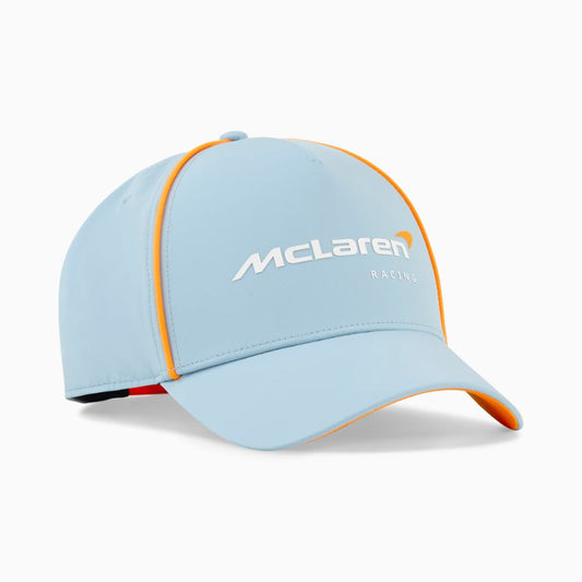 Jockey Puma McLaren Racing Seafoam celeste, vista frontal en ángulo con logo blanco y detalles naranjos