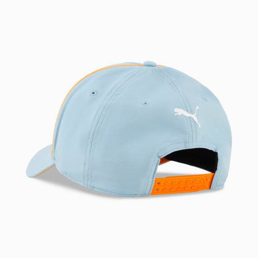 Parte posterior del jockey Puma McLaren Racing Seafoam con logo Puma blanco y cierre snapback naranjo
