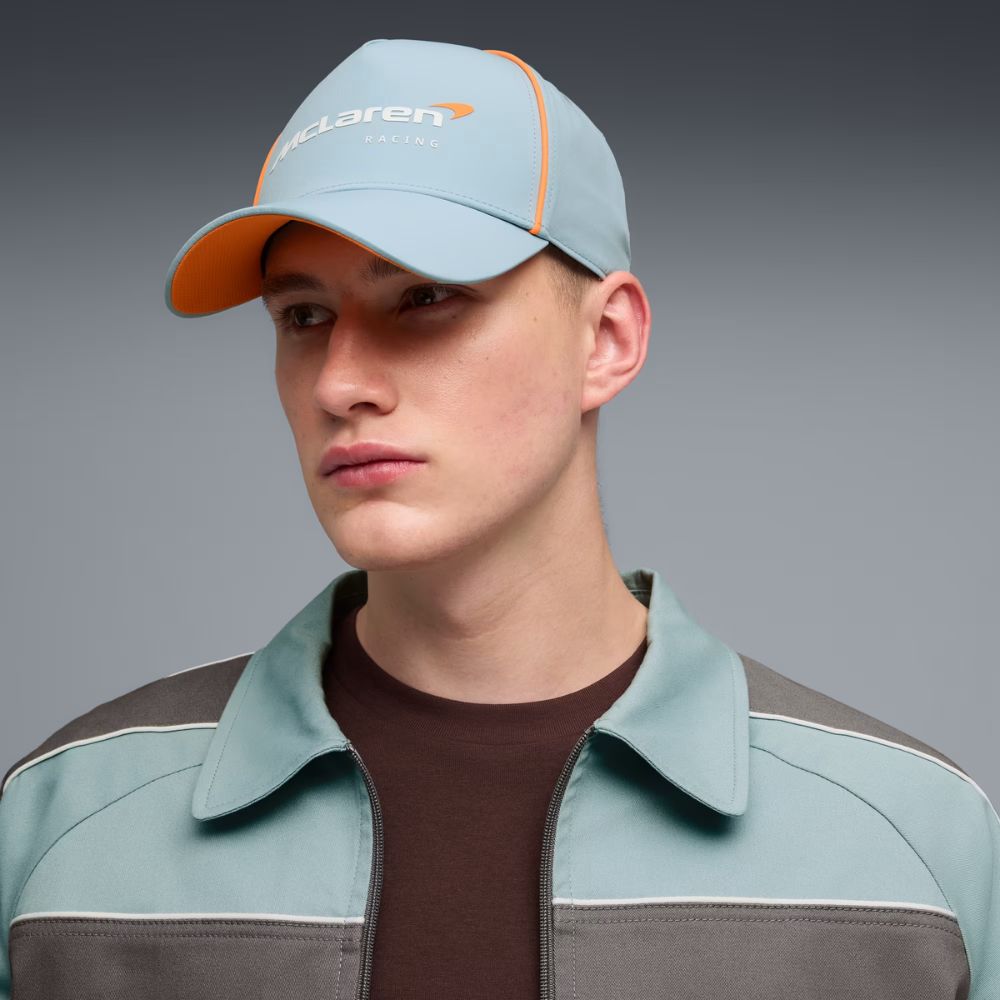Modelo usando jockey Puma McLaren Racing Seafoam, vista frontal en ángulo con visera curva