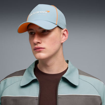 Modelo usando jockey Puma McLaren Racing Seafoam, vista frontal en ángulo con visera curva