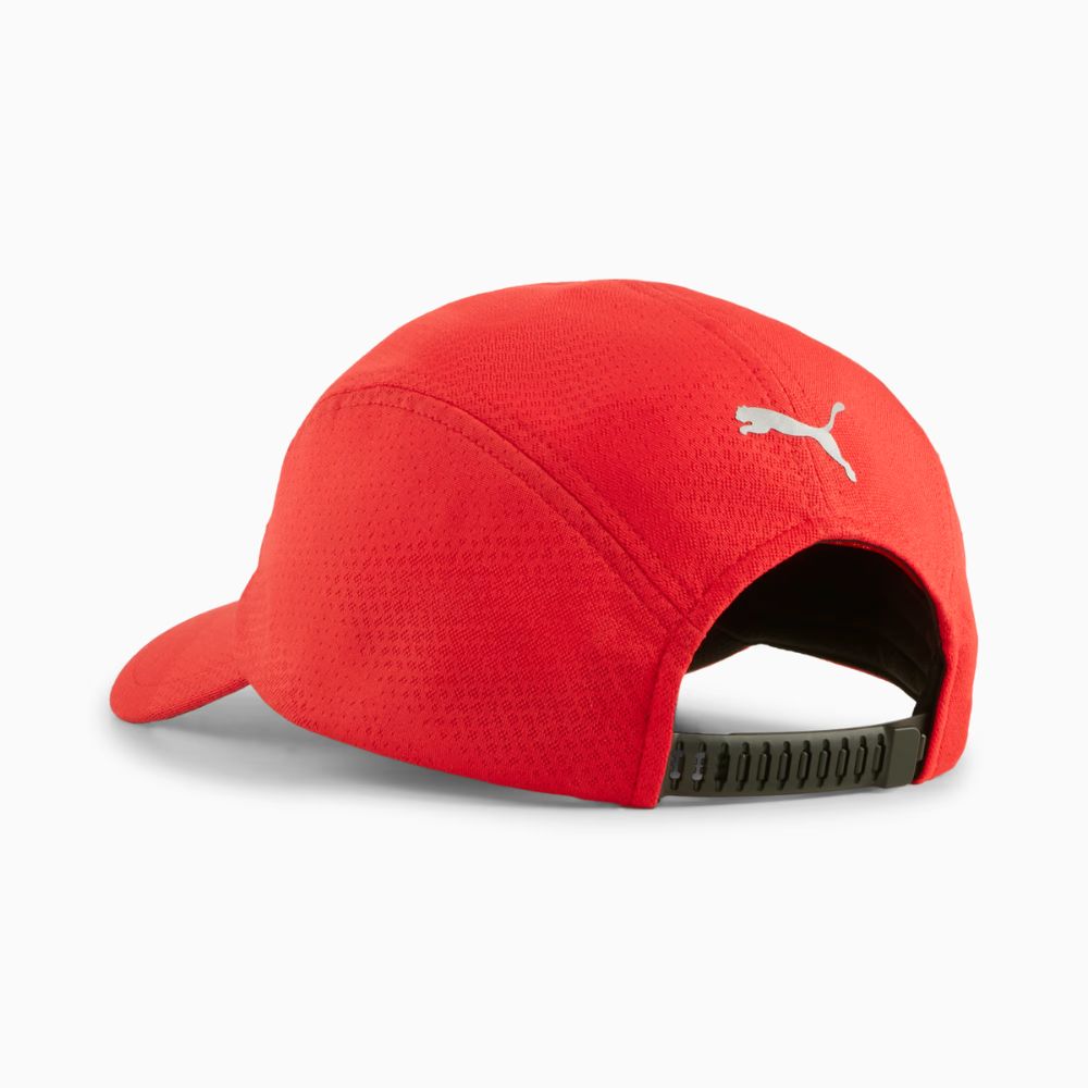 Parte posterior del jockey Puma Ferrari Lifestyle rojo con PUMA Cat plateado y cierre snapback negro