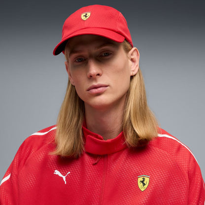 Modelo usando jockey Puma Scuderia Ferrari Lifestyle rojo con visera curva, vista frontal