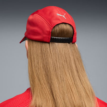 Modelo usando jockey Puma Ferrari Lifestyle rojo, vista posterior con PUMA Cat y cierre snapback