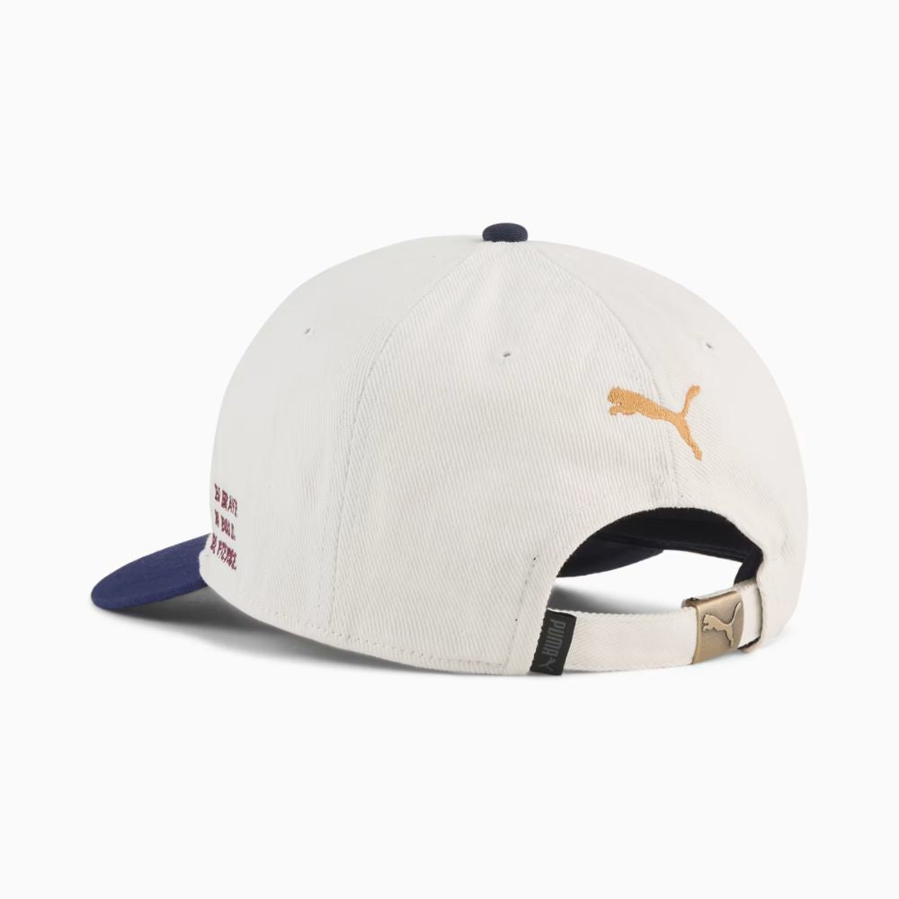 Parte posterior del jockey Puma Vintage Low Curve blanco con hebilla metálica ajustable y logo Puma dorado
