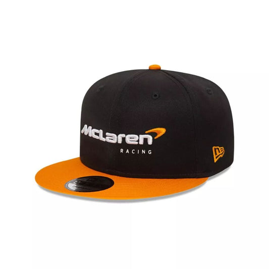 Jockey snapback New Era McLaren Racing Essentials F1 negro y naranjo, vista diagonal con flag lateral bordado