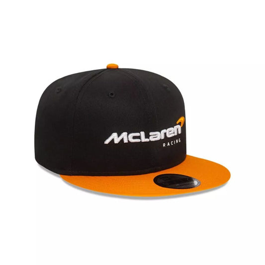 Jockey New Era McLaren Racing Essentials 9FIFTY negro, vista diagonal con visera plana naranjo