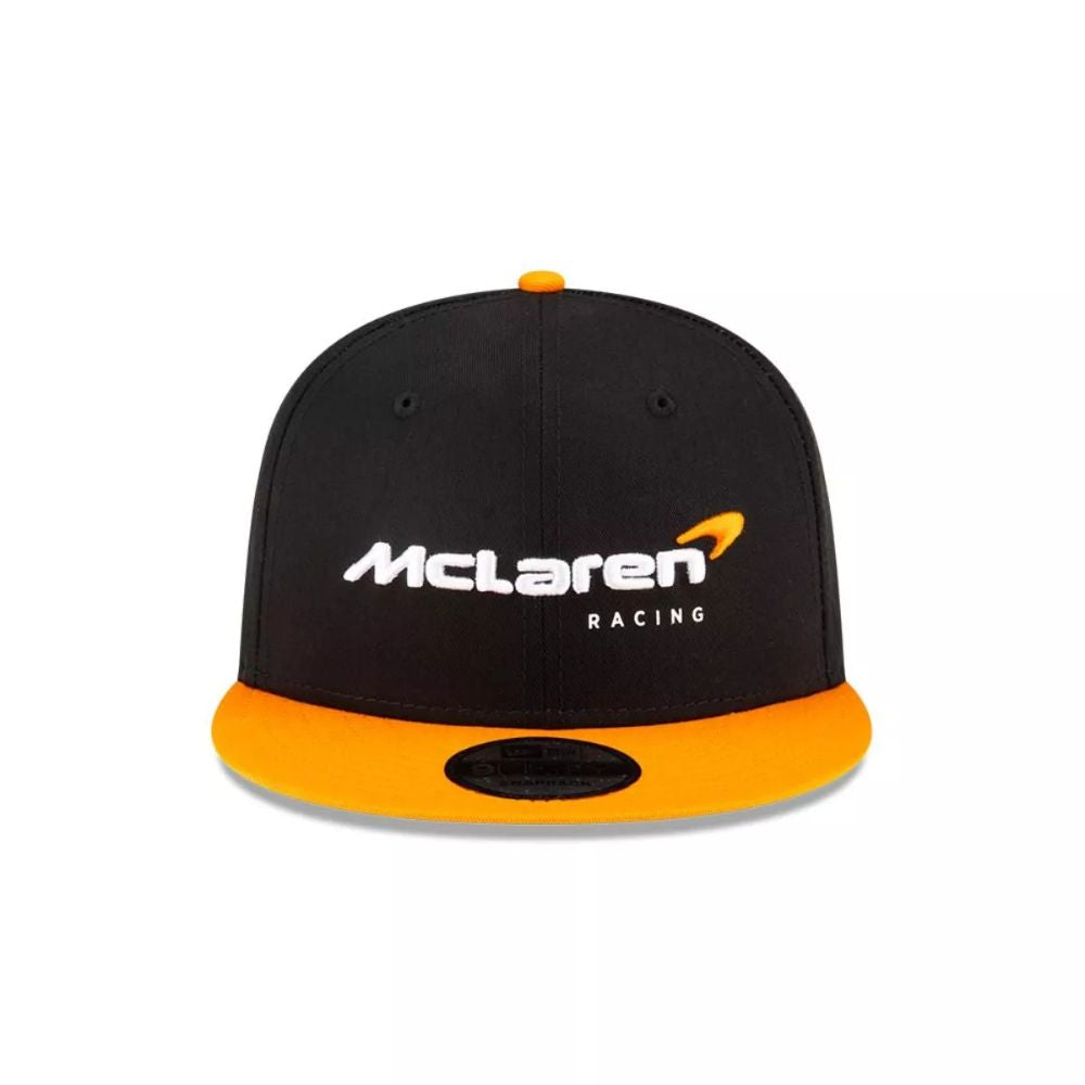 Vista frontal del jockey New Era McLaren Racing Essentials F1 con logo blanco y naranjo bordado