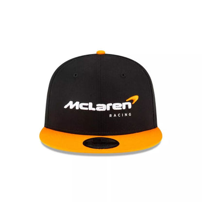 Vista frontal del jockey New Era McLaren Racing Essentials F1 con logo blanco y naranjo bordado