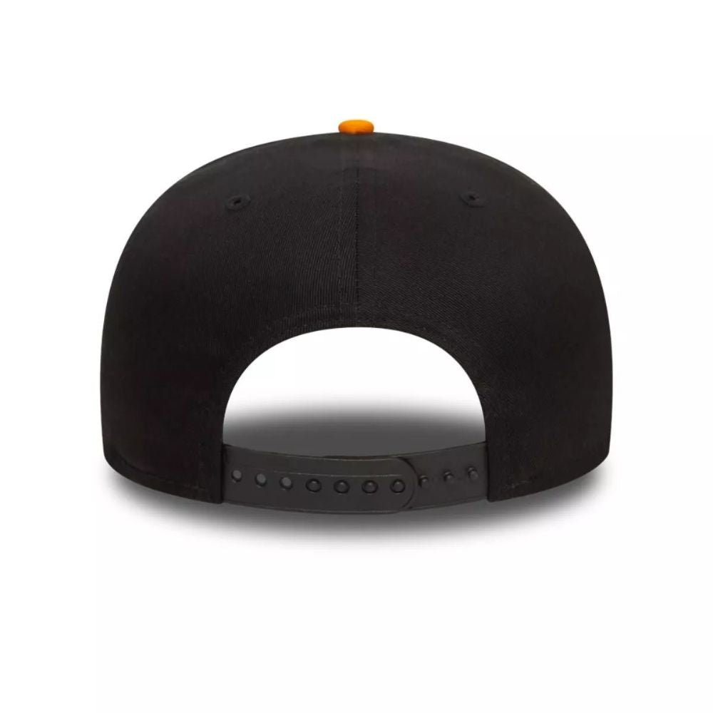 Parte posterior del jockey New Era McLaren Racing Essentials negro con cierre snapback ajustable