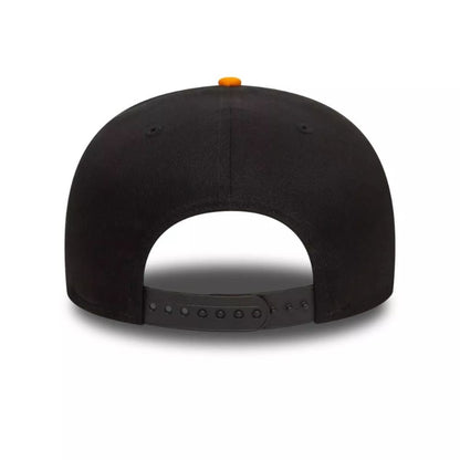 Parte posterior del jockey New Era McLaren Racing Essentials negro con cierre snapback ajustable