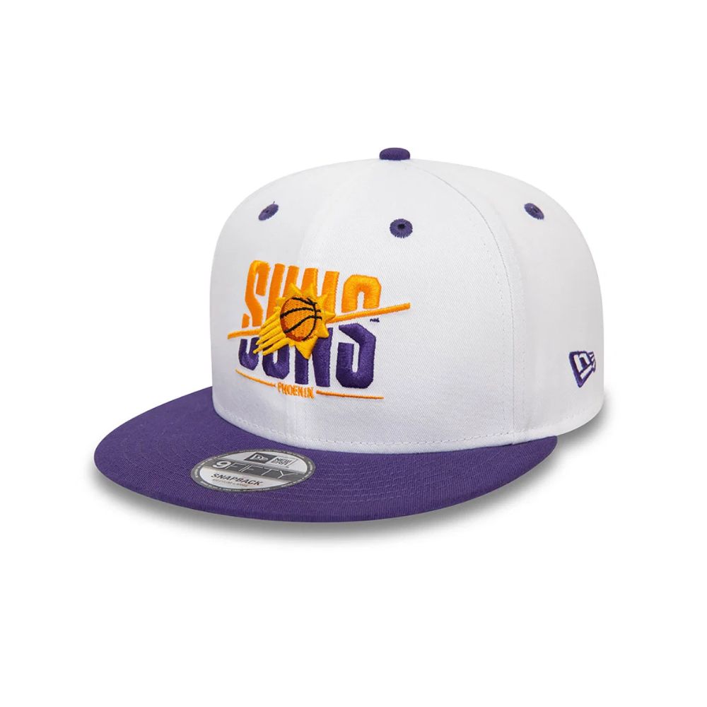 Jockey New Era Phoenix Suns NBA 9FIFTY blanco y morado, vista diagonal con logo frontal bordado