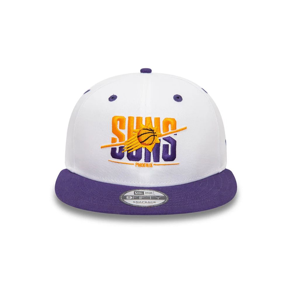 Vista frontal del jockey New Era Phoenix Suns 9FIFTY blanco con visera plana morada