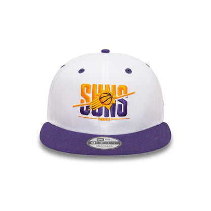 Vista frontal del jockey New Era Phoenix Suns 9FIFTY blanco con visera plana morada