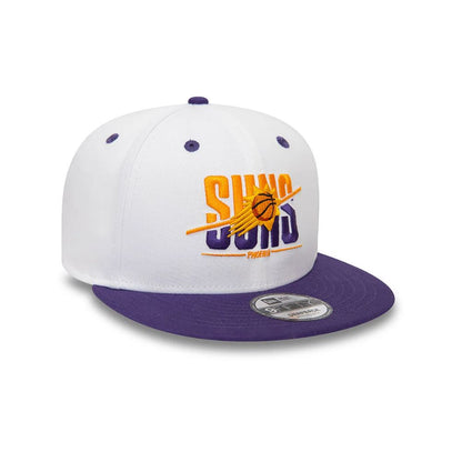 Jockey New Era Phoenix Suns blanco y morado, vista diagonal con corona estructurada