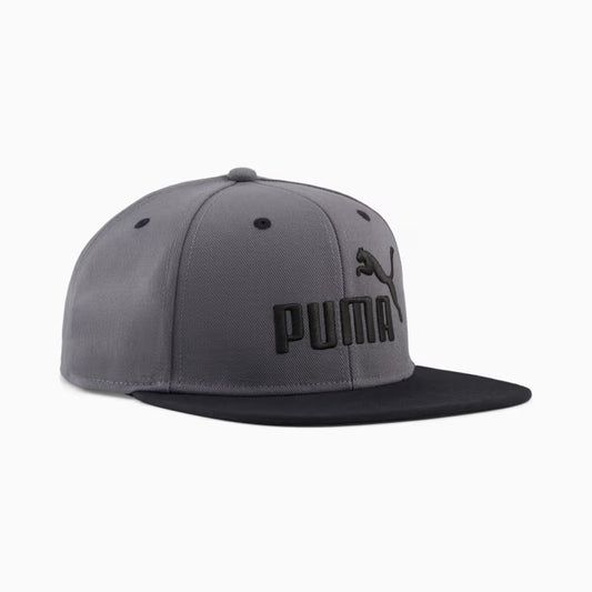 Jockey snapback Puma Essentials No.1 gris y negro, vista frontal en ángulo con logo bordado
