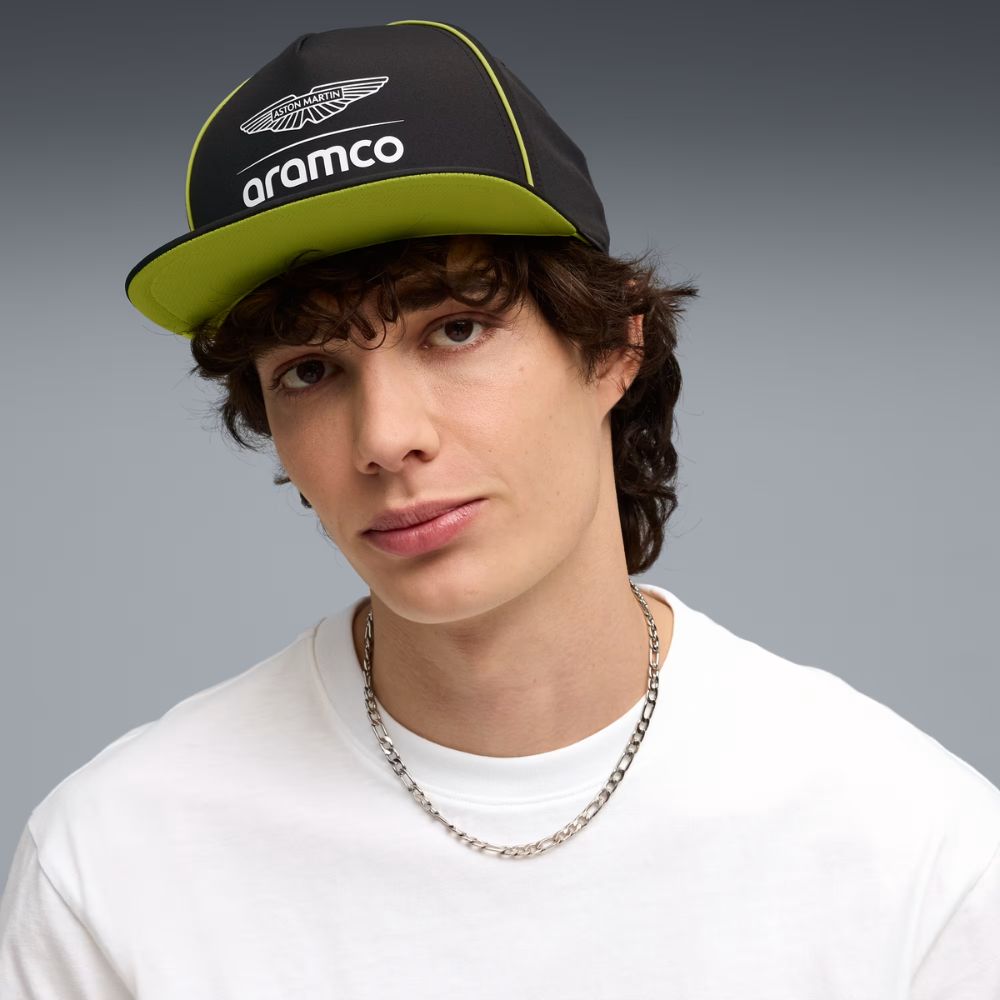 Modelo usando jockey PUMA x Aston Martin Aramco F1 Team negro, vista frontal con visera plana