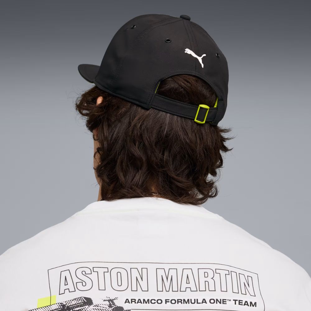 Modelo usando jockey PUMA Aston Martin F1 negro, vista posterior con logo PUMA y cierre ajustable